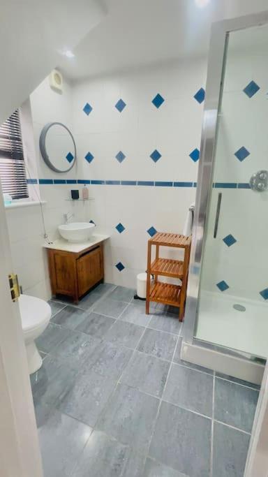 Amazing Location - City Of London- 2 Bedroom Stunning Canal View House With Private Garden,Parking & Balcony Zewnętrze zdjęcie