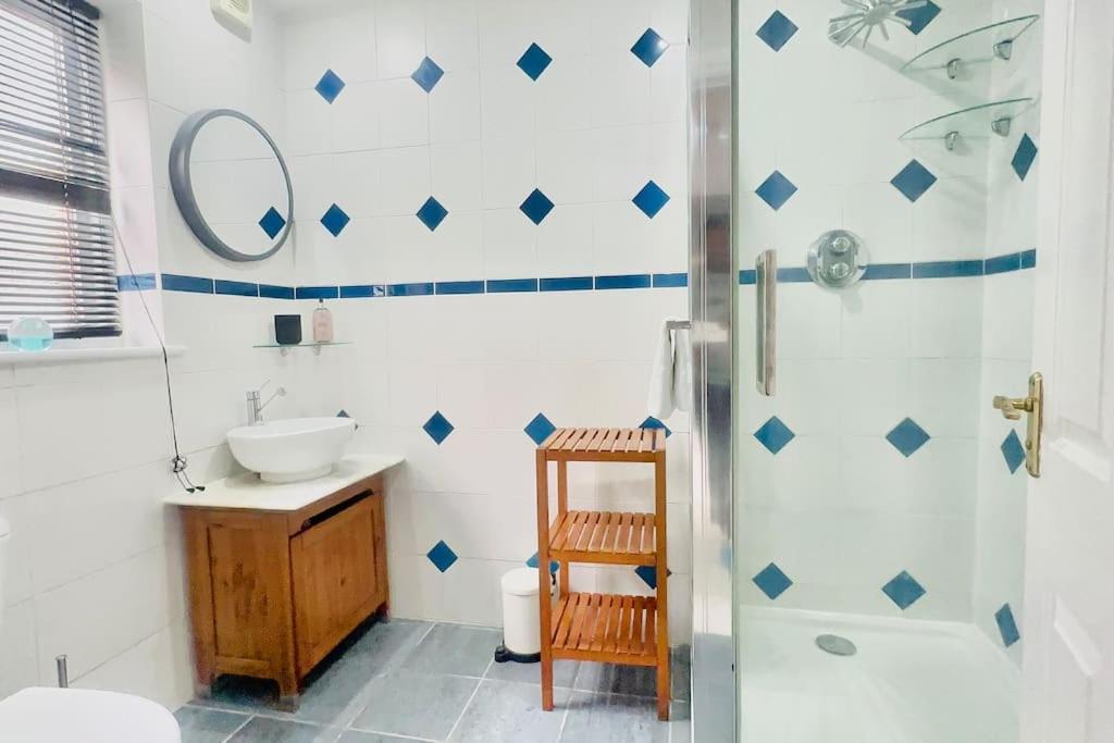 Amazing Location - City Of London- 2 Bedroom Stunning Canal View House With Private Garden,Parking & Balcony Zewnętrze zdjęcie